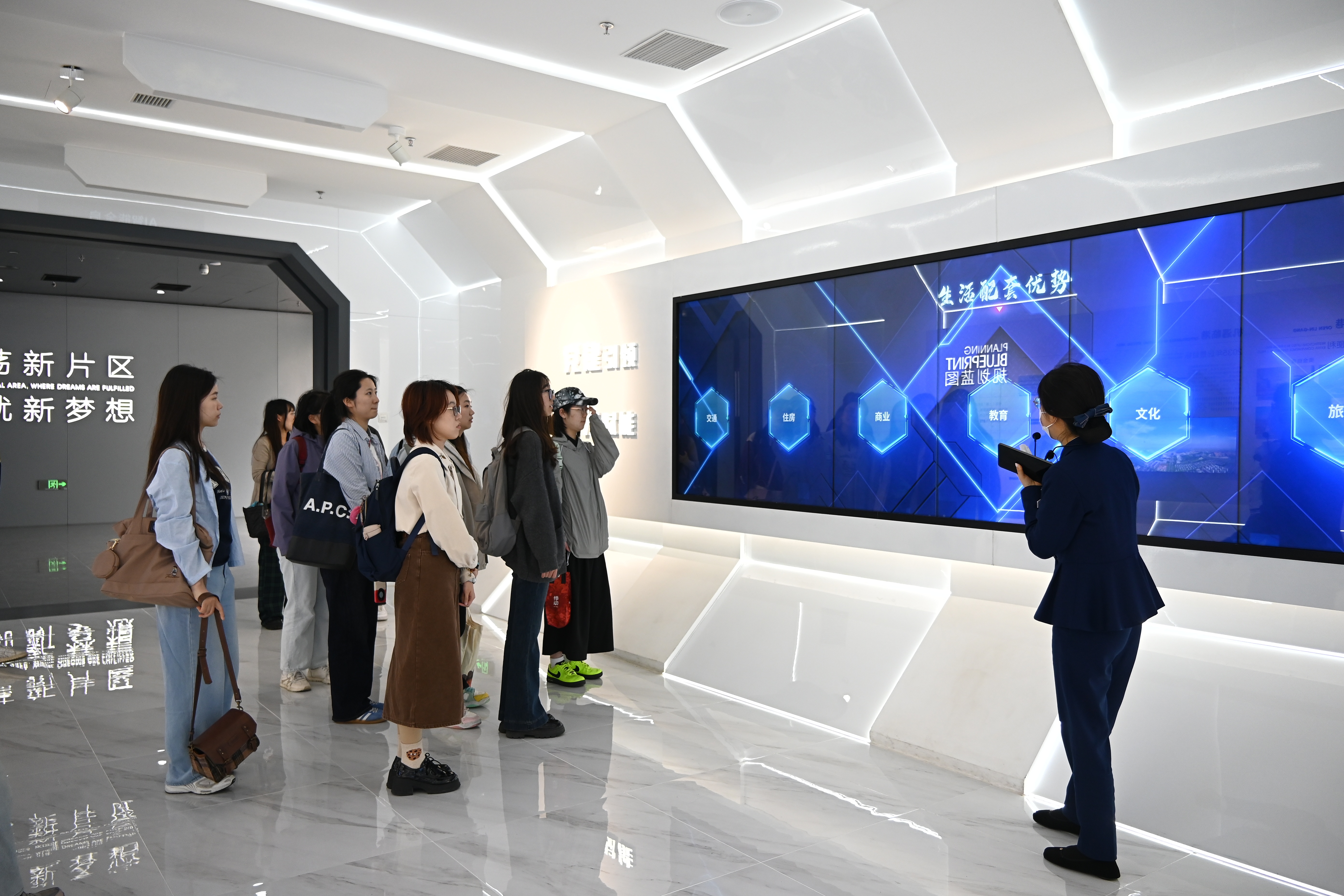 参观滴水湖AI创新港_副本.jpg 图片