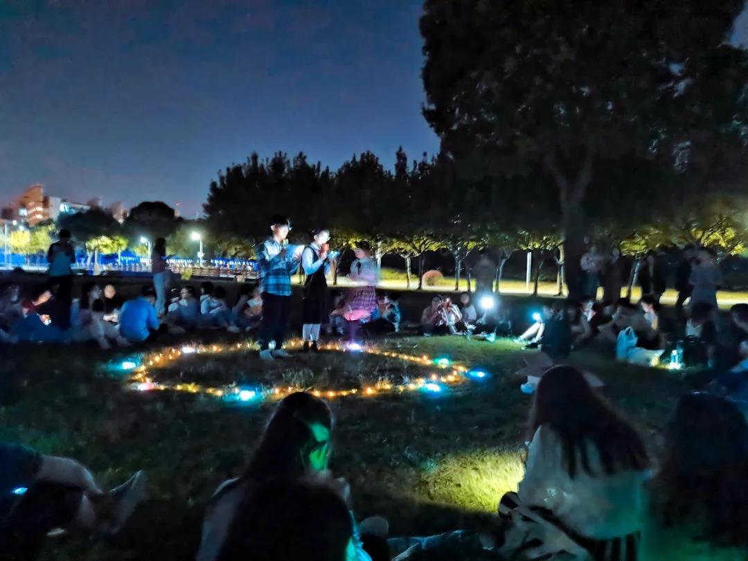 图片包含 户外, 人, 水, 人们  描述已自动生成